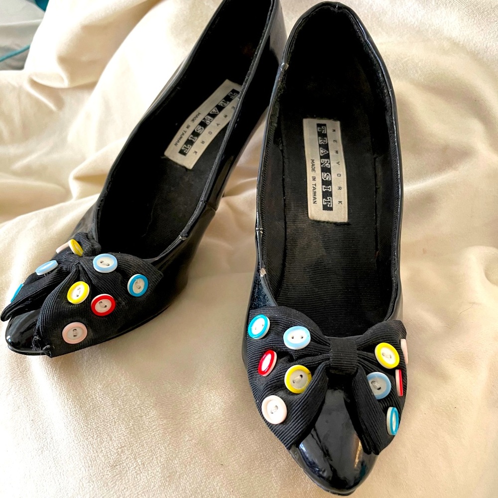 Vintage Buttons & bows patent leather pumps